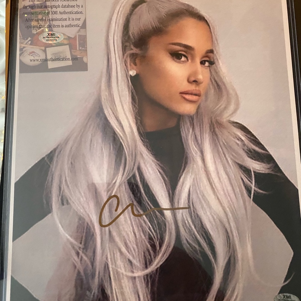 ARIANA GRANDE SIGNATURE AUTOGRAPHED MICROPHONE AND 8X10 AMAZING !!!!